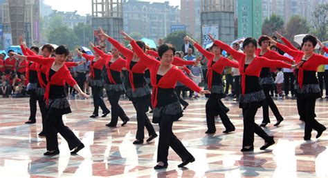 中老年跳舞(中老年跳舞广场舞)缩略图